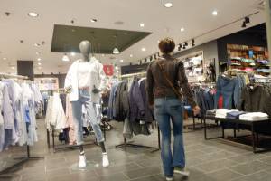 Астраханцам обещают повышение цен на одежду и обувь