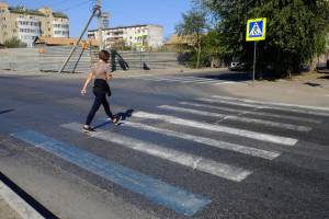 Странные голубые полосы &#171;захватили&#187; пешеходные переходы в Астрахани