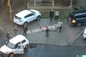 В Астрахани на перекрёстке влобовую столкнулись две иномарки