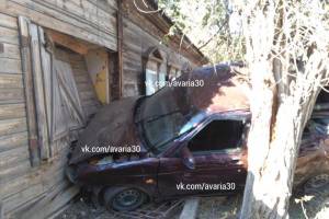 Влетел в окно: в Астрахани произошло нетривиальное ДТП