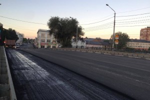 В Астрахани на Адмиралтейском мосту кладут новый асфальт