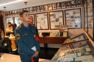 Астраханские спасатели посетили музей Астраханского Суворовского училища