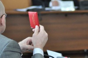 В Астраханской области депутат лишился мандата из-за жены