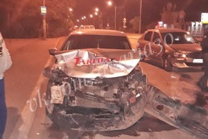 В Астрахани водитель «семёрки» врезался в припаркованную иномарку, пострадал виновник ДТП