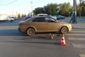 В Астрахани велосипедистка попала под колёса иномарки
