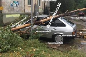 Поваленные деревья и пробки: Астрахань накрыл серьезный ливень
