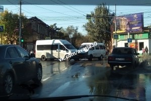 В Астрахани столкнулись две маршрутки, пострадали водитель и пассажир