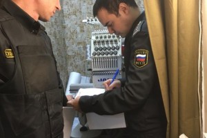 В Астраханской области у владельца ателье за долги отобрали дорогостоящее оборудование