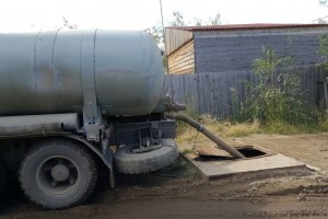 В Астрахани на улице Марфинской ассенизатор сливал в колодец нечистоты и жидкие отходы