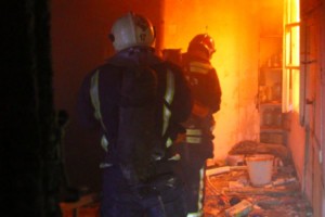 В Астрахани при пожаре в квартире спасены 7 человек