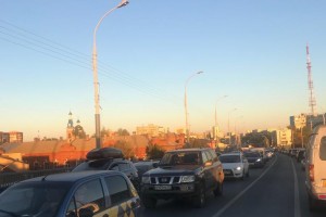 В Астрахани, в районе нового и старого Трусовских мостов, наблюдается транспортный коллапс