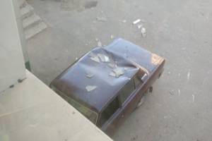 В Астрахани водитель припарковал новую «семерку» под окнами многоэтажки. Результат был печален