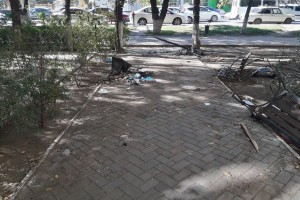 Ночью в Астрахани водитель иномарки разнёс сквер