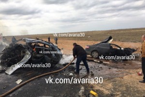 На трассе в Астраханской области в загоревшейся машине погибли два человека