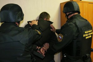 Должника по алиментам задержали при посадке на рейс Анталия – Астрахань
