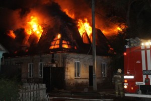 Ночью в Астрахани в жилом доме загорелся потолок