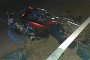 В состоянии травматического шока: под Астраханью мотоцикл с двумя людьми врезался в ограждение