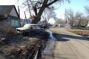 В Астрахани водитель иномарки не справился с управлением и врезался в стоящий автомобиль