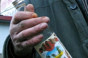 В Астрахани бездомный выпил в продуктовом магазине водки и умер