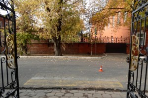 Инвалид попал под колёса иномарки у входа в храм в Астрахани, водитель скрылся