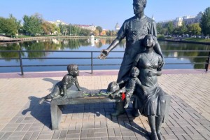 Астраханцы несут цветы к памятнику Семьи и мемориалу на Кировском рынке в Астрахани