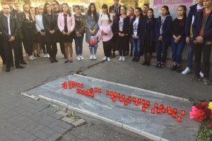 Студенты Астрахани собрались у памятника жертвам теракта, чтобы почтить память погибших в Керчи