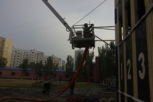 Астраханские пожарные-высотники ликвидировали условное возгорание в многоэтажке