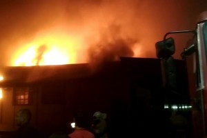 Продавцы горевшего рынка в Астраханской области пытались спасти товар из огня
