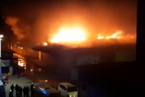 85 человек эвакуировали в Астраханской области из-за крупного пожара на рынке