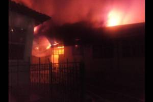 &#171;Продавцы пытались спасти товар&#187;: на месте крупного пожара в Ахтубинске работали полицейские