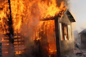 В Астраханской области сгорели три жилых дома