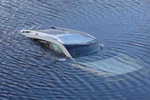 Автомобиль скатился с парома в реку в Астраханской области, есть погибший