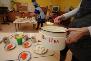 В детских садах Астрахани малышей кормили сухим молоком и гнилыми овощами