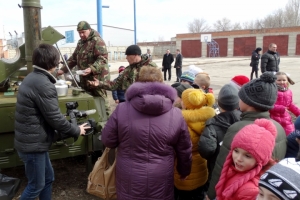 Астраханские школьники познакомились с работой спецподразделений полиции