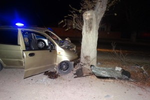 В Астрахани ночью 18-летний водитель иномарки, лишённый прав, врезался в дерево