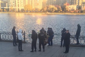 В Астрахани на набережной Приволжского затона обнаружено тело