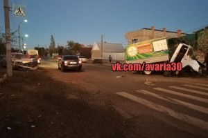 В Астрахани на перекрёстке столкнулись иномарка и «газель», пострадали женщина и ребёнок