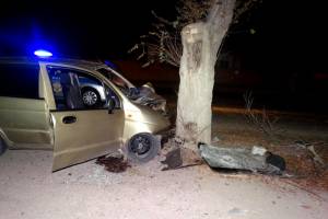 В Астрахани иномарка врезалась в дерево: пострадали два человека