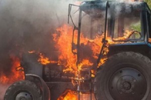 В Астраханской области сгорели трактор, дом и сарай