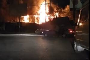 Крупный пожар в Астрахани уничтожил заброшенный дом