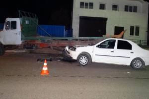 В Астрахани иномарка влетела под грузовик: пострадала женщина