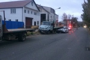 В Астрахани женщина за рулём иномарки устроила аварию с двумя грузовиками