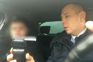 Астраханскому полицейскому пришлось успокаивать пьяную девушку без водительских прав