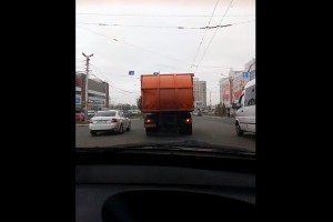 Астраханцев возмутил мусор, летящий из грузовика коммунальной службы