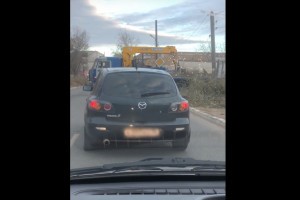 В Астрахани грузовик коммунальной службы оборвал провода на ул Бэра
