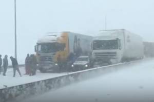 Ростовский снегопад, парализовавший трассу М-4, напугал астраханцев