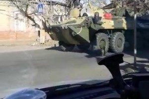 По улицам Астрахани прошла военная колонна