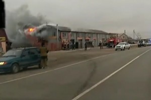 Под Астраханью на объездной трассе горит автосервис