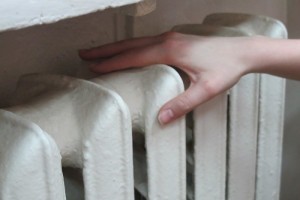 Жители Астрахани пожаловались на отсутствие отопления в доме и детском саду
