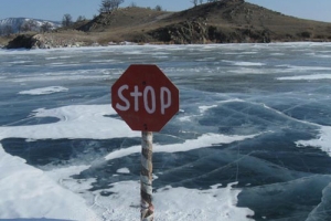 В Астрахани двое парней провалились под лед рядом с аншлагом &amp;quot;Выход на лед запрещен&amp;quot;